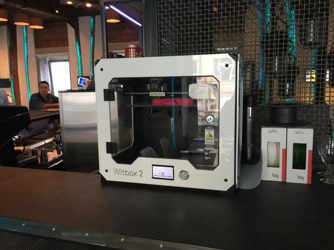 Đây là chiếc máy in 3D tạo ra những món đồ bằng nhựa.