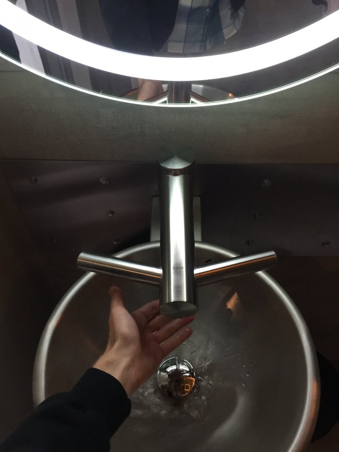 Vòi nước kiêm nhiệm vụ làm khô tay sau khi rửa xong.