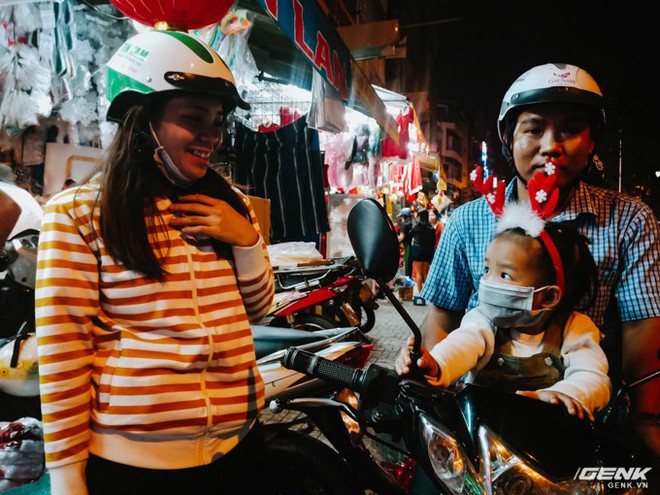 Đời sống qua lăng kính smartphone (Kỳ 1): Người dân Sài Gòn nô nức trang trí phố xá đón Noel đến gần - Ảnh 10.