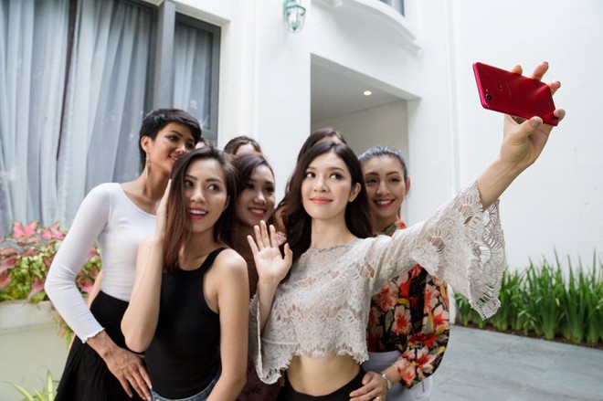  Các thí sinh trong cuộc thi Hoa Hậu Hoàn Vũ Việt Nam 2017 đang tạo dáng selfie cùng chiếc OPPO F5. 