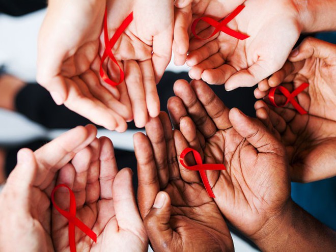  Tại nhiều quốc gia như Trung Quốc, người nhiễm HIV được phát thuốc điều trị miễn phí. Người nghèo nhiễm bệnh còn được nhận một khoản tiền trợ cấp 