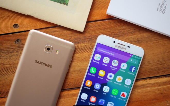  Galaxy C9 Pro (giá tham khảo: 11 triệu đồng cho máy mới, chính hãng) là một chiếc smartphone chính hãng khác vừa được Samsung ra mắt tại Việt Nam trong tháng 3. Máy sở hữu thiết kế khác biệt với Note7 khi được làm bằng kim loại. Đặc điểm nổi bật nhất của chiếc máy này là dung lượng RAM lên đến 6GB. Màn hình và dung lượng pin của C9 Pro cũng lớn hơn Note7, đạt mức 6 inch và 4000mAh. Còn lại, các đặc điểm về con chip, camera, chống nước, chất lượng màn hình của C9 Pro đều thua kém. 
