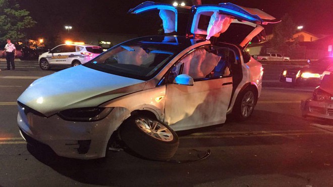  Chiếc Tesla Model X sau vụ tai nạn. 