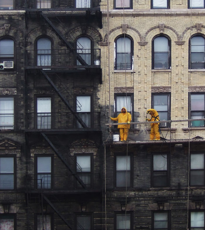  Trước và sau khi tòa nhà này được rửa bằng vòi nước áp lực cao. New York trở nên bụi bặm hơn rất nhiều kể từ khi những nhà máy sử dụng than ở đông bắc thành phố được phép hoạt động 
