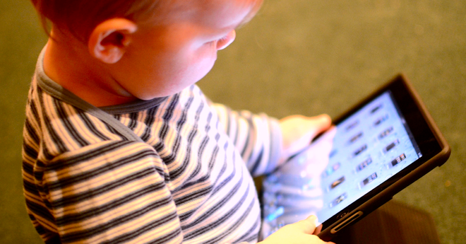 Nhiều bậc phu huynh giờ toàn cho con mình chơi iPad để cho đám trẻ khỏi quấy