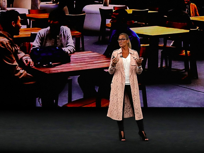  Angela Ahrendts xuất hiện trên sân khấu với chiếc áo khoác đắt ngang 3 chiếc iPhone X 