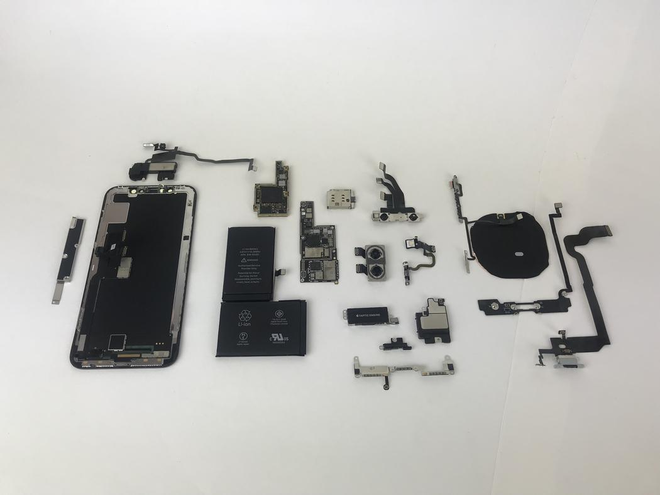 Chiếc iPhone X sau khi bị rã tung mọi thành phần ra