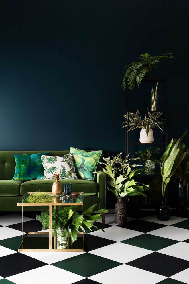 
Màu xanh rêu được phủ lên diện tường và đồ nội thất với những sắc độ khác nhau, cùng với cây xanh và vật trang trí khiến căn phòng này có một sự thu hút kì lạ.

 
