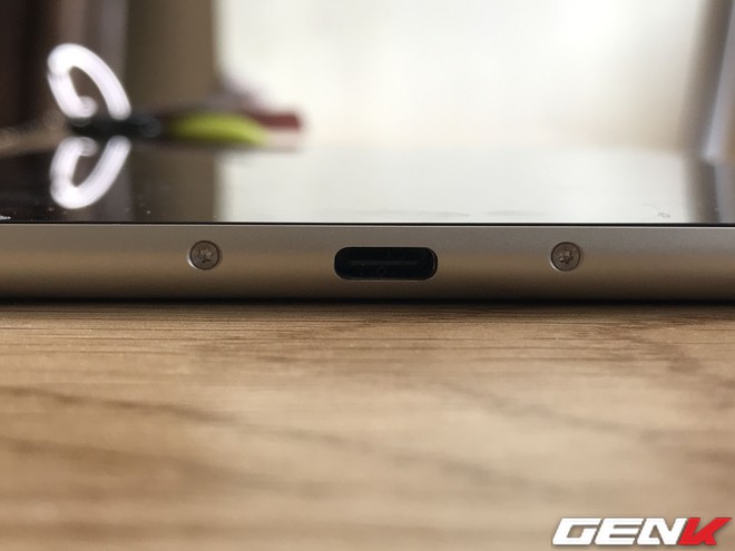  USB Type-C nằm chính giữa cạnh dưới 