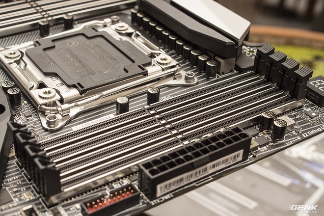  Dàn 8 khe RAM chạy quad channel được hỗ trợ DDR4 Boost giúp tăng hiệu xuất hoạt động của nhóm linh kiện này lên cao hơn một bậc. Bên cạnh đó toàn bộ các khe này đều được bọc kim loại sáng loáng đầy chắc chắn và sang trọng. 