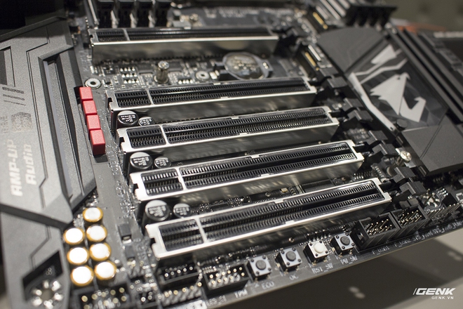  Các khe mở rộng PCIe x16 được bọc kim loại và nâng cấp hệ thống LED mới đầy thuyết phục. Có tới 5 khe thì dùng bao giờ mới hết? 