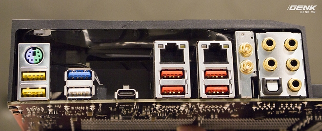  Phần I/O được trang bị tới 2 cổng Ethernet, số lượng cổng USB có tới 9 chiếc, các kết nối đều được mạ vàng chống nhiễu rất kì công 