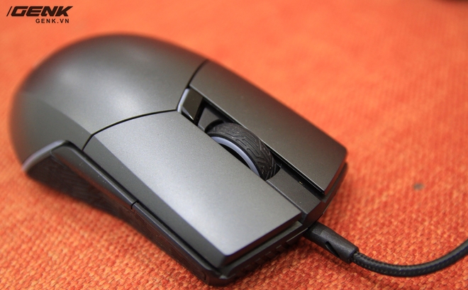 Hai phím chuột trái phải có kích thước ngắn, tách rời với thân chuột, giúp giảm hành trình khi click