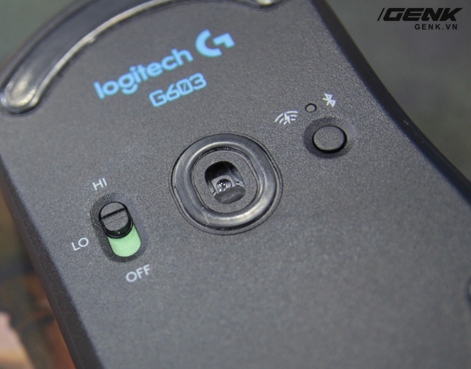 Mặt dưới chuột có 1 công tắc để chỉnh giữa chế độ HI (Tần số giao tiếp tối đa 1000Hz) và LO (Tần số giao tiếp tối đa 125Hz). Khi cần tiết kiệm pin chúng ta có thể để chuột ở chế độ LO. Bên cạnh đó còn 1 nút để chỉnh giữa 2 chế độ: kết nối Lightspeed với USB Adapter và kết nối qua Bluetooth.