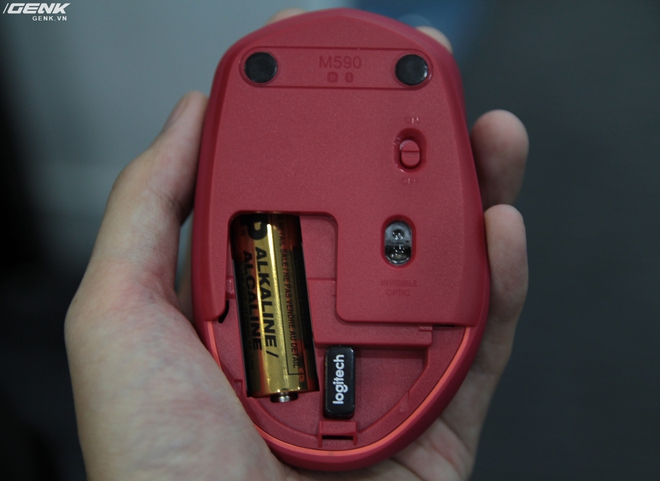  Tháo phần nắp dưới chuột ra sẽ để lộ vị trí lắp pin, cũng như vị trí cắm USB Adapter để dùng khi mang chuột đi công tác hay du lịch. 
