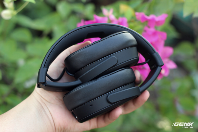  Skullcandy Crusher có thể gấp gọn chỉ bằng 40% kích thước ban đầu, rất tiện để mang theo người. Thời lượng nghe nhạc của chiếc tai nghe này lên tới 40 giờ, trong khi chỉ cần 2 giờ để sạc đầy. 