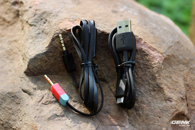  Phụ kiện đi kèm Crusher Wireless là gồm 1 sợ cable 3.5mm - 3.5mm và cable sạc microUSB 