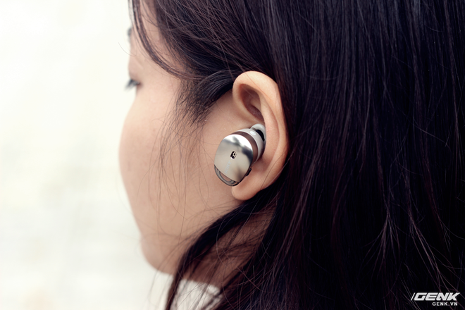 
Nếu như Airpods là tai nghe kiểu dáng earbud đeo nhẹ nhàng, thoải mái nhưng cách âm thụ động kém thì WF-1000X là tai nghe in-ear cách âm thụ động tốt, bên cạnh cảm giác đeo sẽ có phần chật chội, fix tai hơn.
