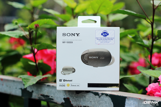  Sony WF-1000X được đóng hộp gọn gàng, đẹp mắt với hình ảnh tai nghe ở mặt trước, bên cạnh đó là những công nghệ chủ đạo như Noise-cancelling, Adaptive Sound Control, NFC, Bluetooth 4.1 cũng như tương tích với iOS lẫn Android. 