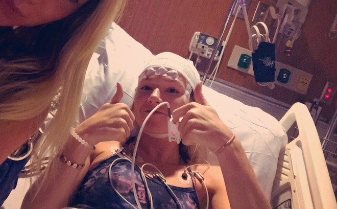 
Caroline Walsh chụp ảnh cùng chị gái cô trong bệnh viện
