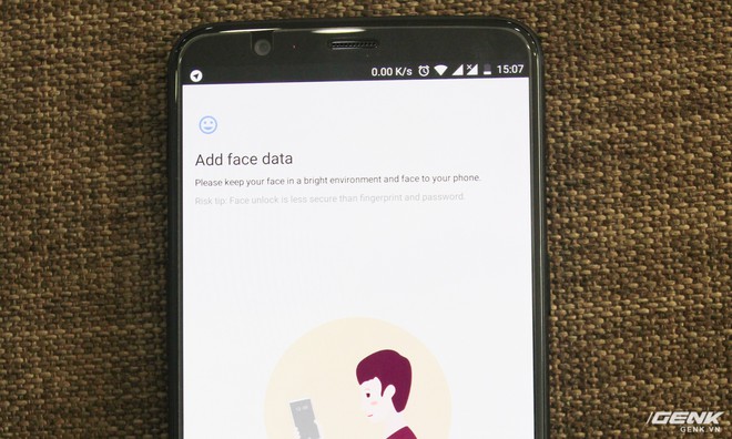  Bên cạnh cảm biến vân tay, OnePlus 5T còn được trang bị tính năng mở khóa bằng khuôn mặt. Tuy nhiên, chính OnePlus cũng cảnh báo răng phương thức này kém bảo mật hơn vân tay và mật khẩu. 