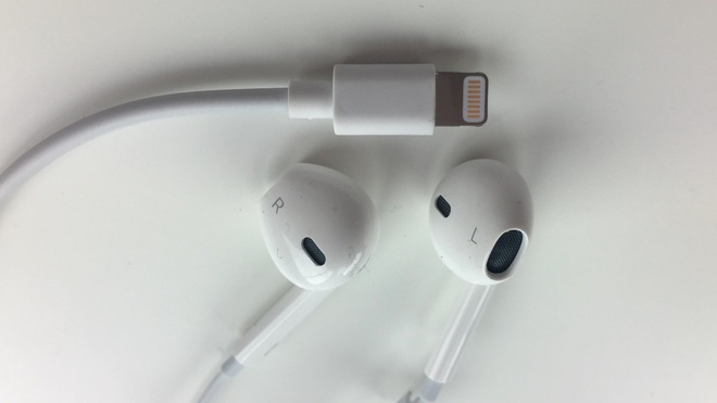 Tai nghe Lightning AirPods của Apple đặt bên cạnh tai nghe USB C của Google ... à mà làm gì có