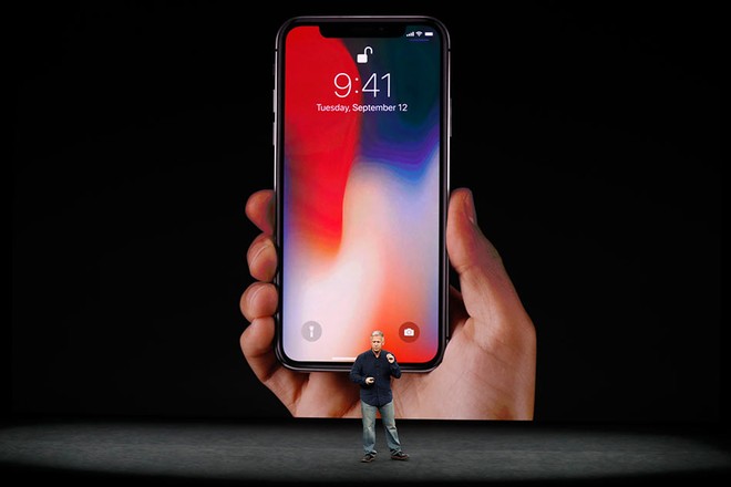  Góc trên bên trái của iPhone X được để trống trong buổi ra mắt chính thức. 