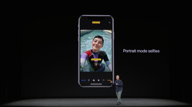  Chế độ Chân dung lần đầu tiên được Apple mang lên camera trước của iPhone X nhờ vào hệ thống camera TrueDepth của chiếc máy này 