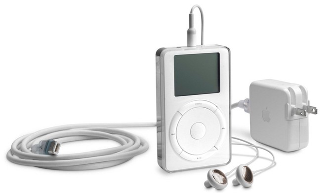 So sánh giữa iPod 2001 và những chiếc USB nghe nhạc cùng thời là so sánh giữa trời xanh và vực thẳm về trải nghiệm.