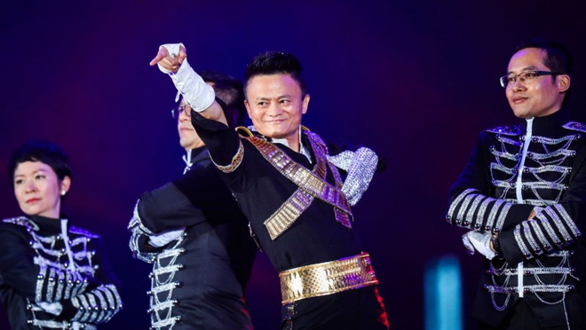  Jack Ma nhảy điệu Michael Jackson trên sân khấu 