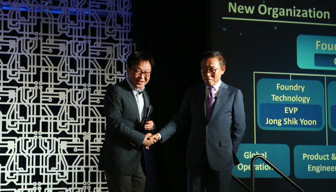  Chủ tịch mảng bán dẫn của Samsung, ông Kinam Kim (bên trái) tại Hội thảo Foundry 2017 ở Santa Clara, California, Mỹ hồi tháng 5/2017 