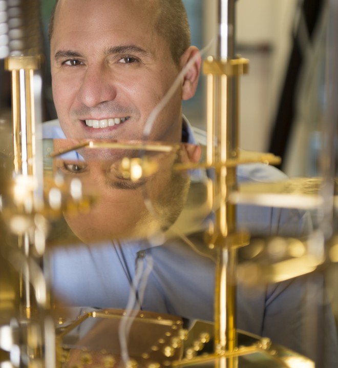  Giáo sư của QuTech, ông Leo DiCarlo trong phòng thí nghiệm điện toán lượng tử của QuTech. 