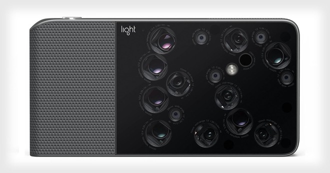  Chiếc máy ảnh Light L16 với 16 camera riêng biệt nằm rải rác trên thân máy. 