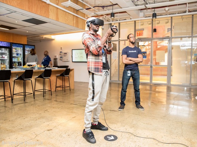  Nhân viên của LinkedIn không phải là những người duy nhất được sống trong thế giới ảo tại nơi làm việc. Bởi Facebook cũng cho phép nhân viên của họ thử nghiệm công nghệ VR tại văn phòng. 