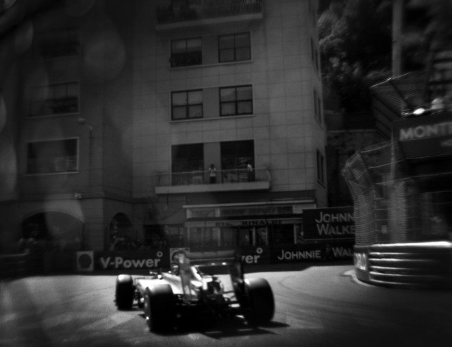  Xe của Lewis Hamilton đang vào góc cua tại Monaco 2014. 