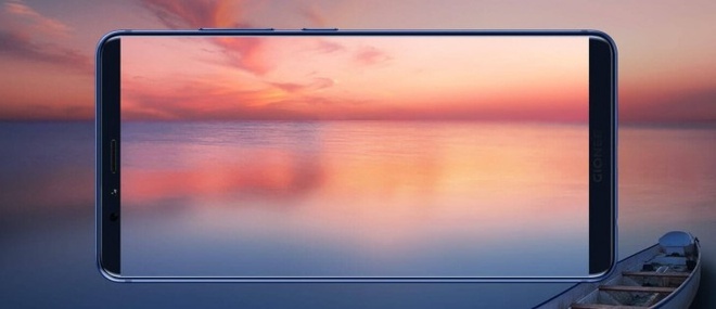  Poster của Gionee M7 làm người ta liên tưởng đến quảng cáo màn hình vô cực của Samsung. 