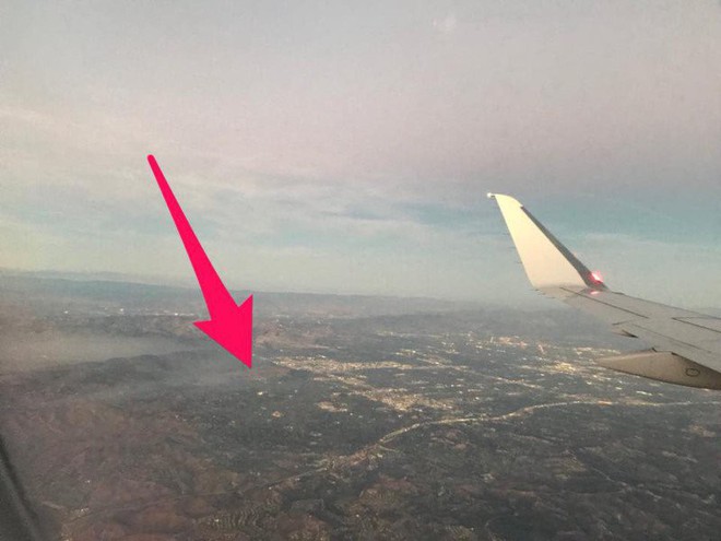 Đang ngồi trong máy bay, hành khách bất ngờ phát hiện một chiếc Drone đang lượn lờ gần cửa sổ - Ảnh 1.