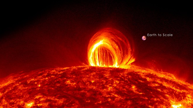  Vỏng lửa trên bề mặt Mặt Trời, quả bóng tròn nhỏ bên cạnh kia chính là Trái Đất của chúng ta. 