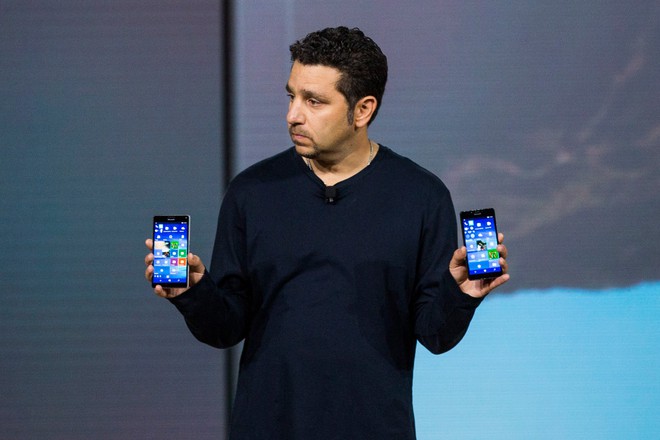  Giám đốc phần cứng Panos Panay của Microsoft cùng 2 chiếc smartphone Lumia 950 và 950XL 