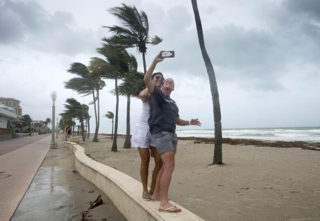 Người dân Mỹ vẫn hào hứng selfie bất chấp nguy hiểm mà cơn bão mang lại