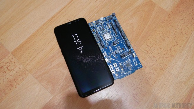  Galaxy S8 bên cạnh bản mạch nRF52840. 