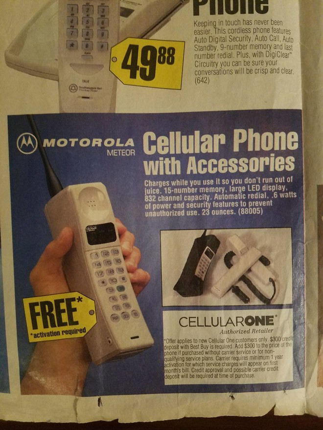  Một mẫu điện thoại cầm tay của Motorola, to và nặng như một cục gạch. 