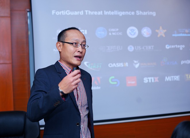 Ông Chew Poh Chang, Chiến lược gia An ninh mạng, Fortinet đang chia sẻ về những nguy cơ tấn công mạng trong năm 2018. 