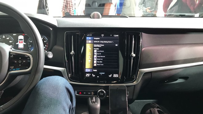  Đây là màn hình chính của hệ thống thông tin giải trí chạy Android trên xe. Nó đã được thay đổi để phù hợp với thiết kế của xe Volvo. Bạn có thể thấy danh bạ hiển thị trên màn hình. 