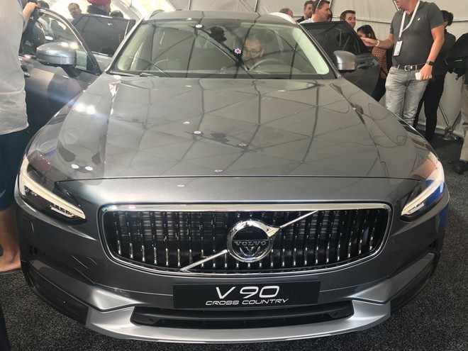  Đây là Volvo V90, chiếc xe hơi đầu tiên chạy Android. Để hỗ trợ Android, xe được tích hợp kết nối không dây LTE. 