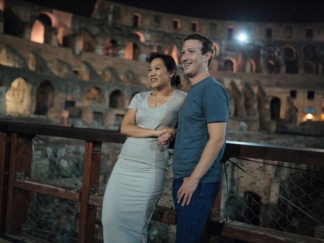  Mark Zuckerberg và vợ, Priscilla Chan. 