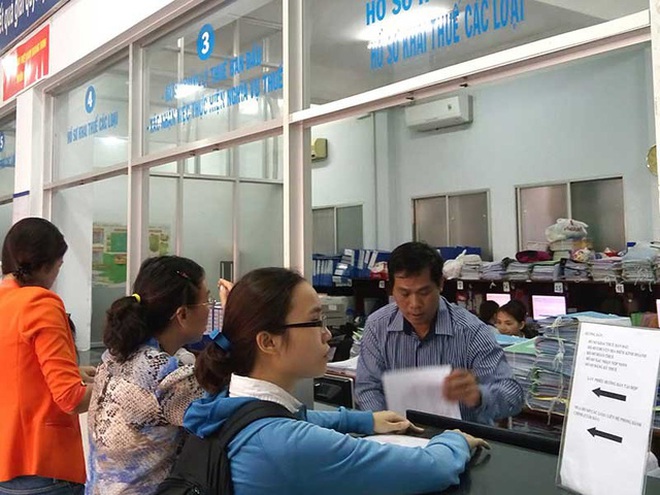  Người dân đến làm thủ tục kê khai thuế tại Chi cục Thuế quận Bình Thạnh, TP.HCM sáng 2-6. Ảnh: QUANG HUY 