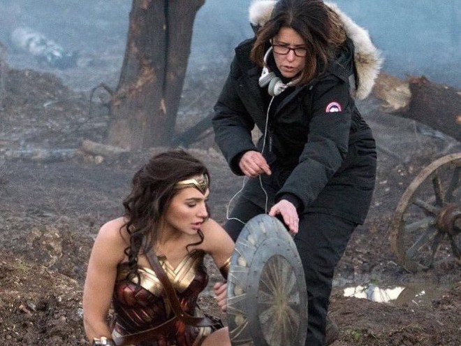  Đạo diễn Patty Jenkins đang chỉ đạo diễn xuất cho Gal Gadot trên phim trường 