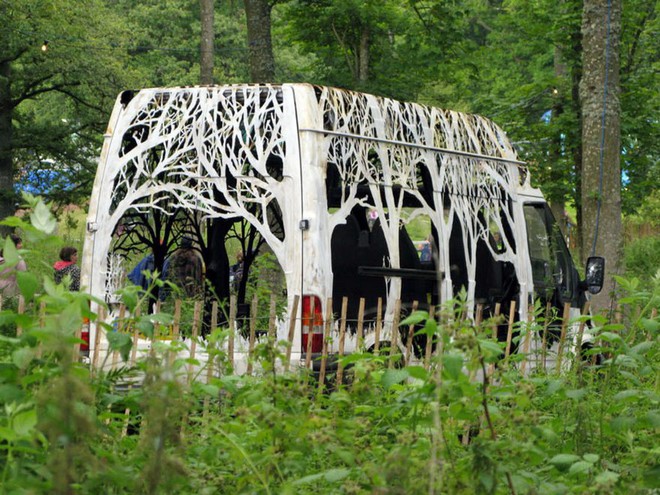  Một trong những tác phẩm tuyệt vời nhất của Dan Rawlings chính là chiếc vỏ xe cũ rích được điêu khắc, mang tên “Nature Delivers” 
