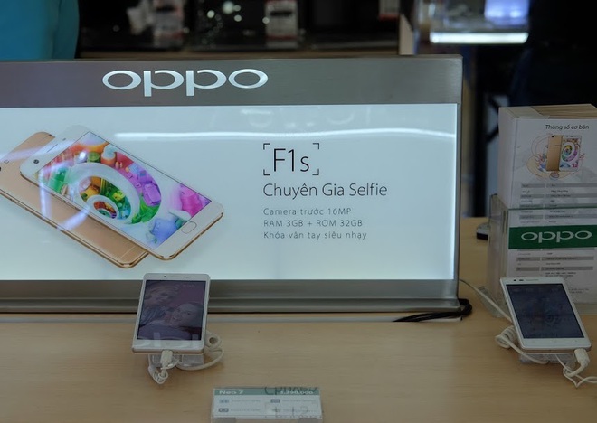  Oppo F1s trưng bày tại một cửa hàng - Ảnh: H.Đ 